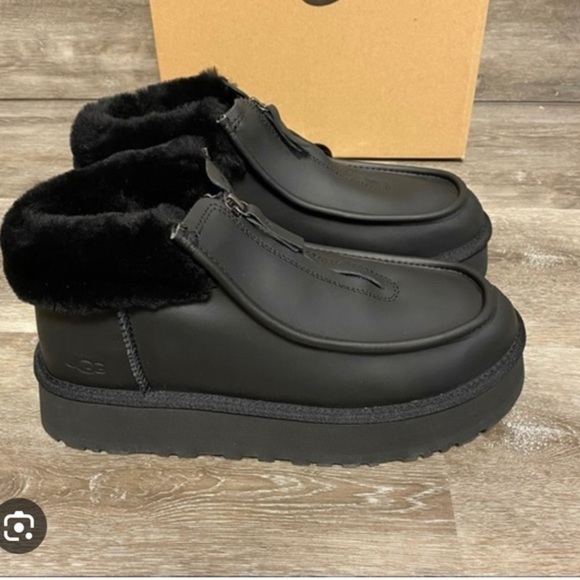 UGG FUNKETTE platform BOOT ULTRA MATTE BLACK LEATHER ANKLE WOMEN'S size US 6 - Picture 1 of 9